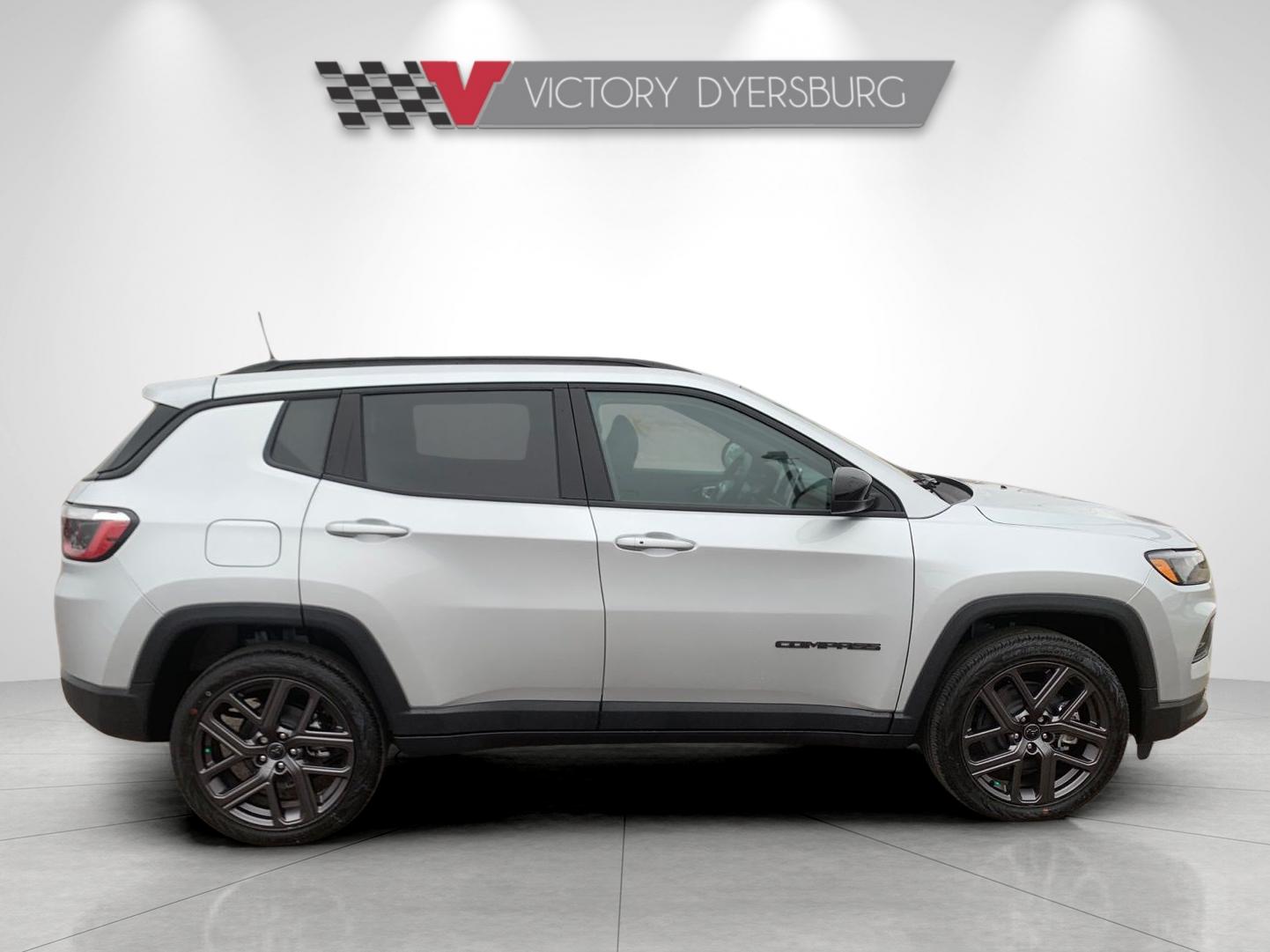 New 2026 Silver Zynith Metallic Clearcoat Jeep Latitude image 9