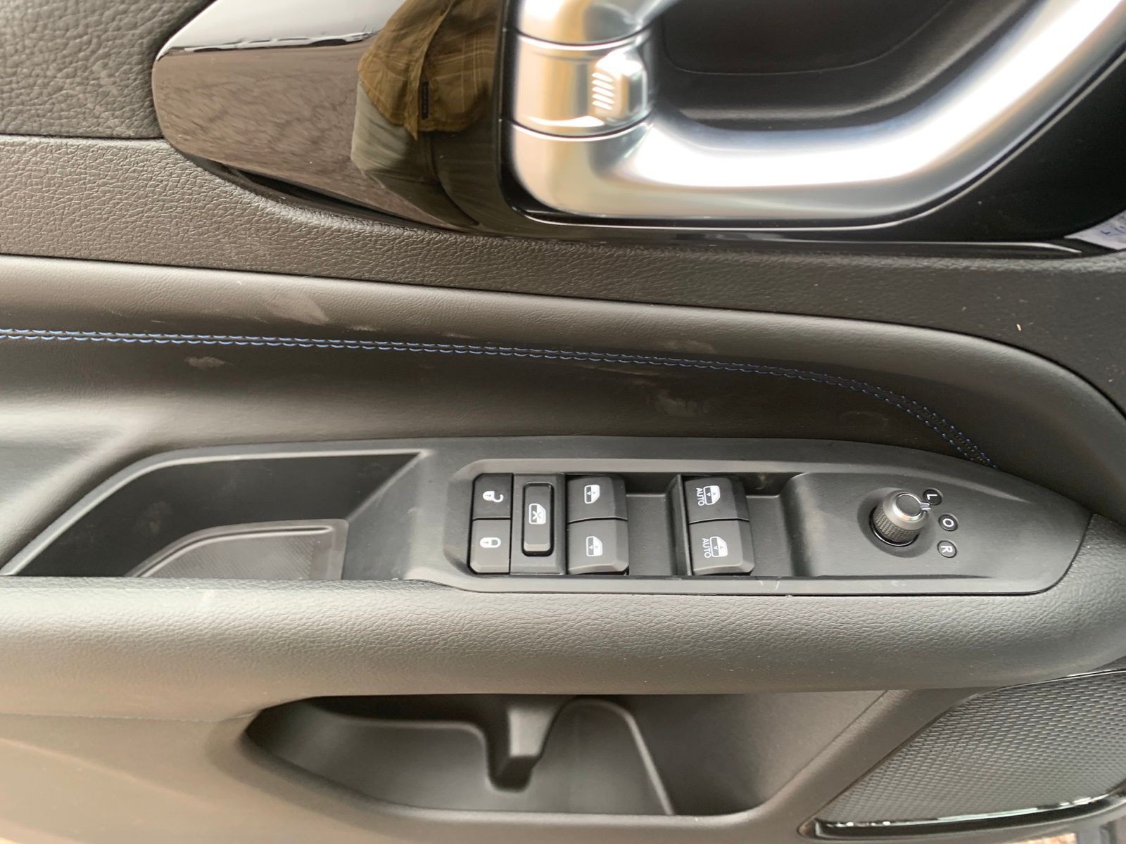 New 2026 Silver Zynith Metallic Clearcoat Jeep Latitude image 12