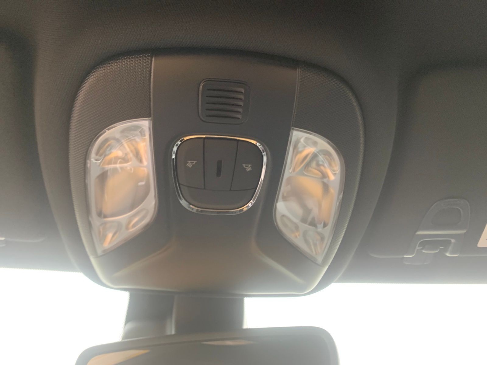 New 2026 Silver Zynith Metallic Clearcoat Jeep Latitude image 19