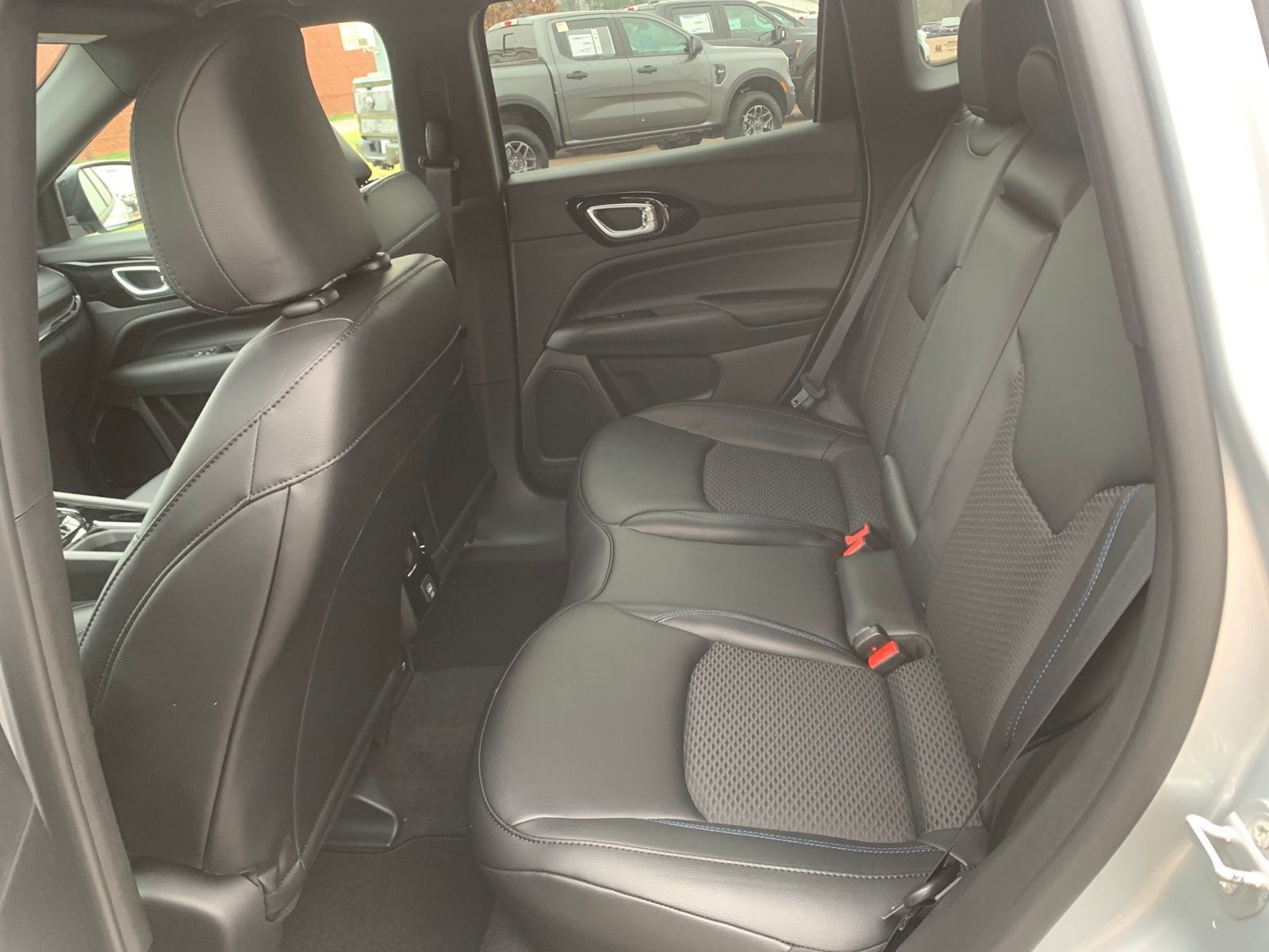 New 2026 Silver Zynith Metallic Clearcoat Jeep Latitude image 24