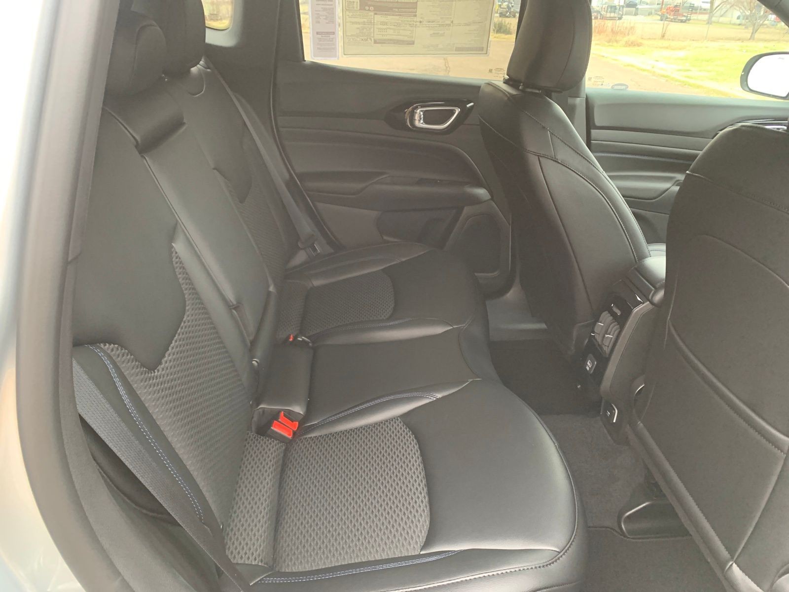 New 2026 Silver Zynith Metallic Clearcoat Jeep Latitude image 29