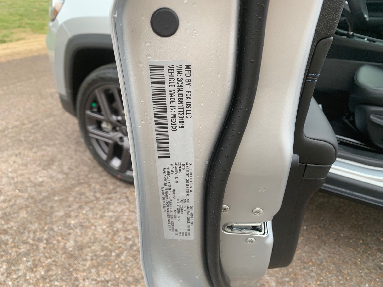 New 2026 Silver Zynith Metallic Clearcoat Jeep Latitude image 31