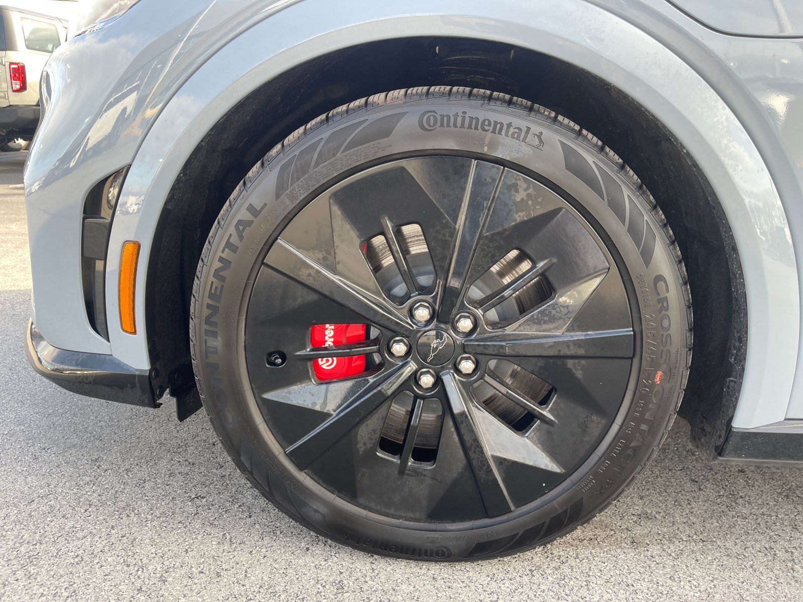 New 2025 Glacier Gray Metallic Tri-coat Ford GT image 31