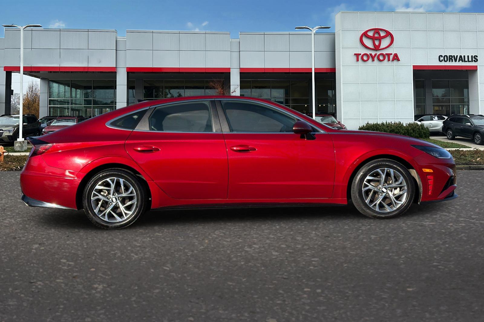 Used 2023 Ultimate Red Hyundai SEL image 3