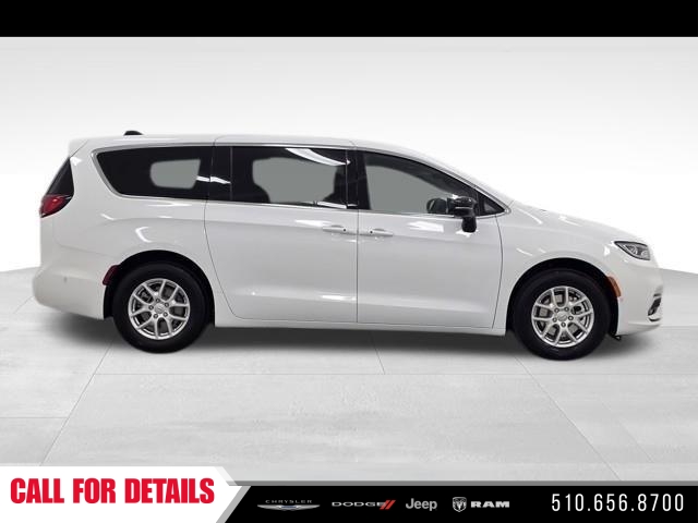 New 2025 Bright White Clear-Coat Exterior Paint Chrysler Select image 4