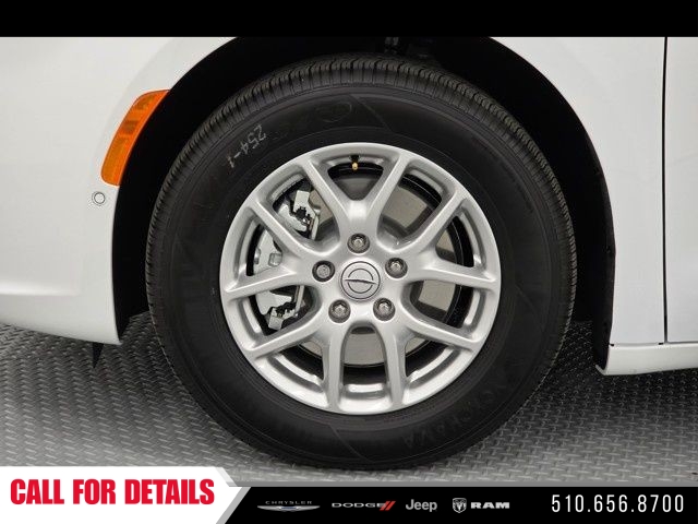 New 2025 Bright White Clear-Coat Exterior Paint Chrysler Select image 39