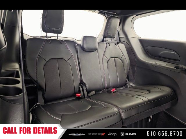 New 2025 Bright White Clear-Coat Exterior Paint Chrysler Select image 9