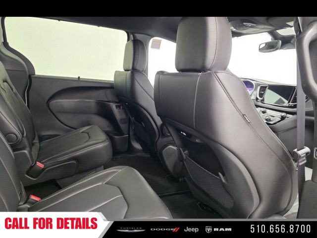 New 2025 Bright White Clear-Coat Exterior Paint Chrysler Select image 10