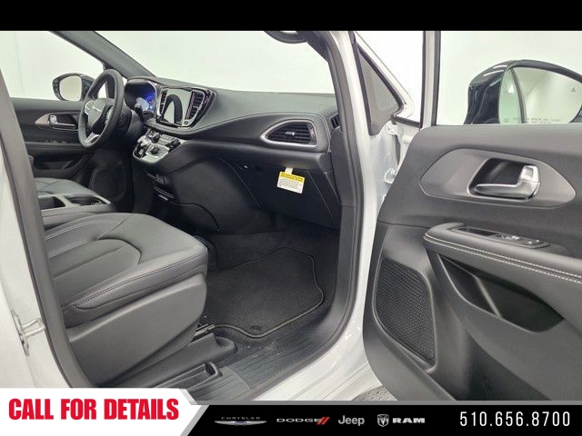 New 2025 Bright White Clear-Coat Exterior Paint Chrysler Select image 14
