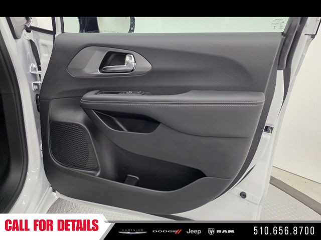 New 2025 Bright White Clear-Coat Exterior Paint Chrysler Select image 15