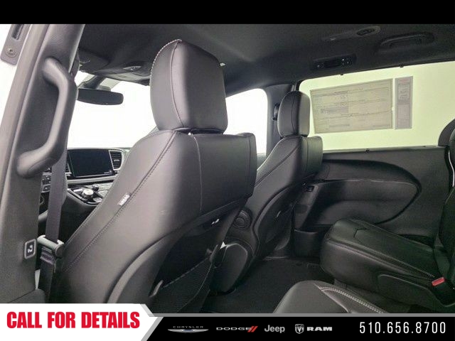 New 2025 Bright White Clear-Coat Exterior Paint Chrysler Select image 18
