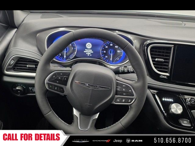 New 2025 Bright White Clear-Coat Exterior Paint Chrysler Select image 19