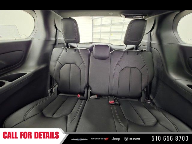 New 2025 Bright White Clear-Coat Exterior Paint Chrysler Select image 21