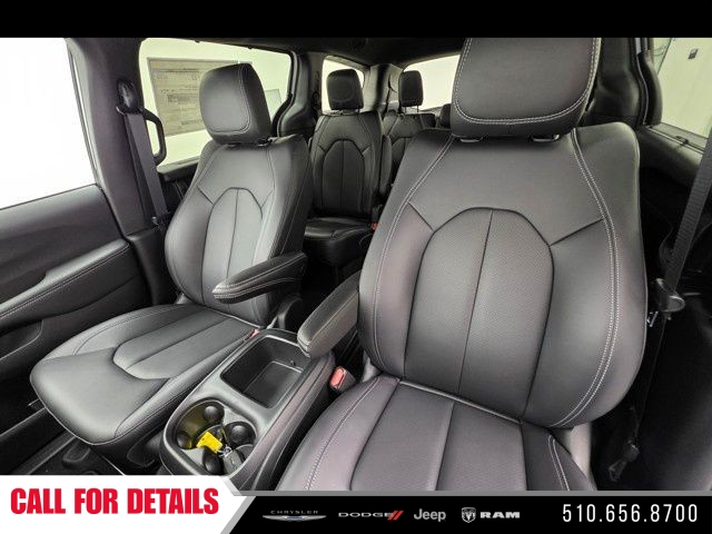 New 2025 Bright White Clear-Coat Exterior Paint Chrysler Select image 22