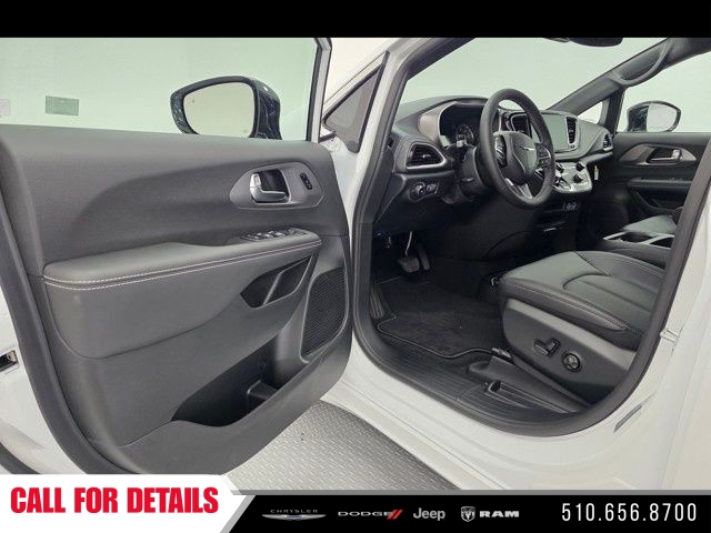 New 2025 Bright White Clear-Coat Exterior Paint Chrysler Select image 24