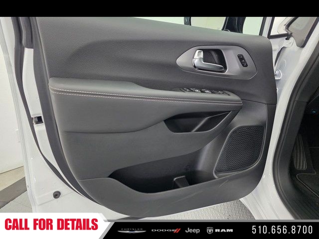 New 2025 Bright White Clear-Coat Exterior Paint Chrysler Select image 25