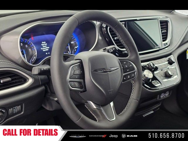 New 2025 Bright White Clear-Coat Exterior Paint Chrysler Select image 28