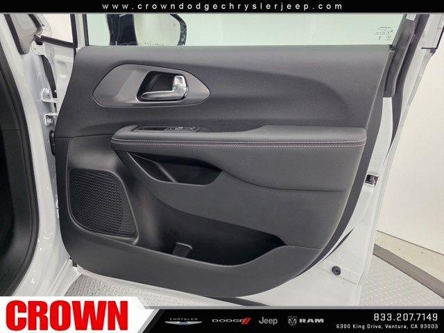 New 2025 Bright White Clear-Coat Exterior Paint Chrysler Select image 55