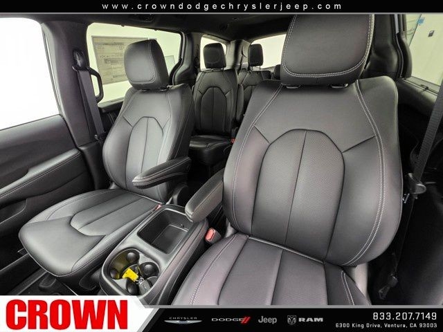 New 2025 Bright White Clear-Coat Exterior Paint Chrysler Select image 62
