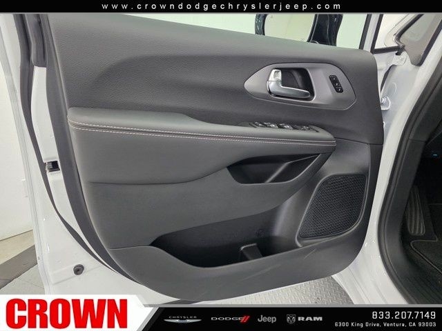New 2025 Bright White Clear-Coat Exterior Paint Chrysler Select image 65