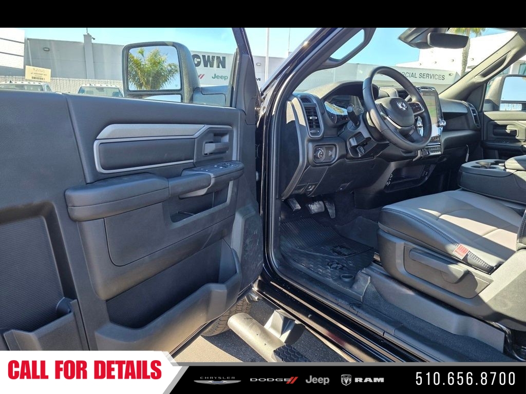 New 2026 Diamond Black Crystal Pearl-Coat Exterior Paint RAM Tradesman image 12
