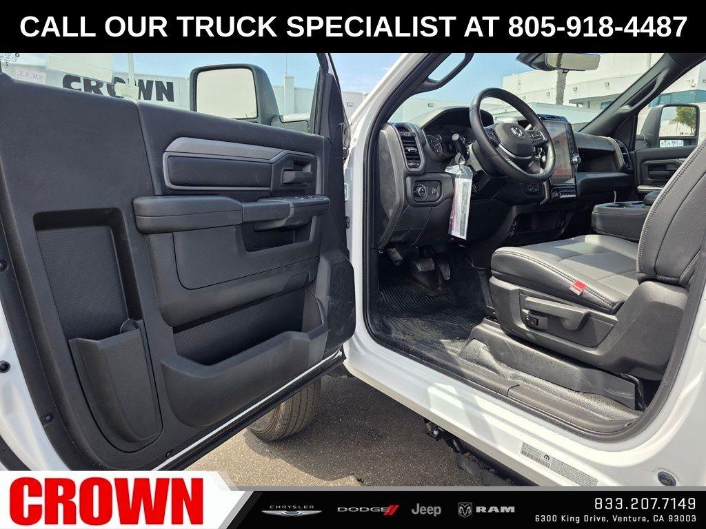 New 2026 Bright White Clearcoat RAM Tradesman image 24