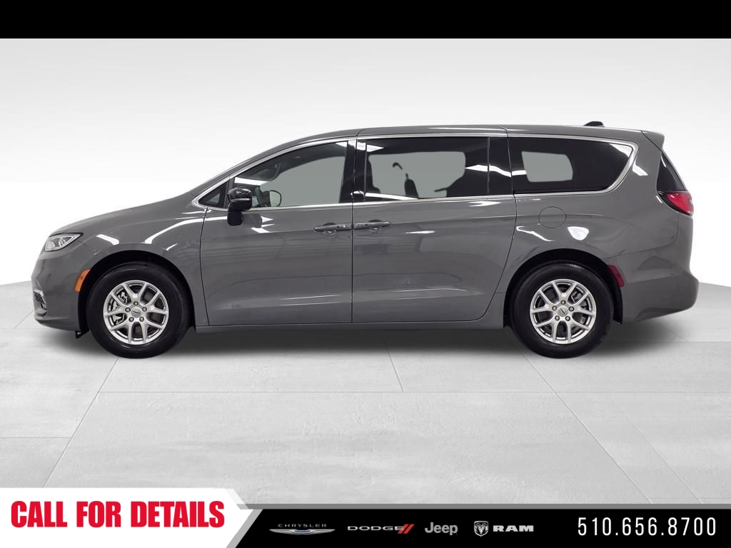 New 2025 Ceramic Gray Clear-Coat Exterior Paint Chrysler Select image 4