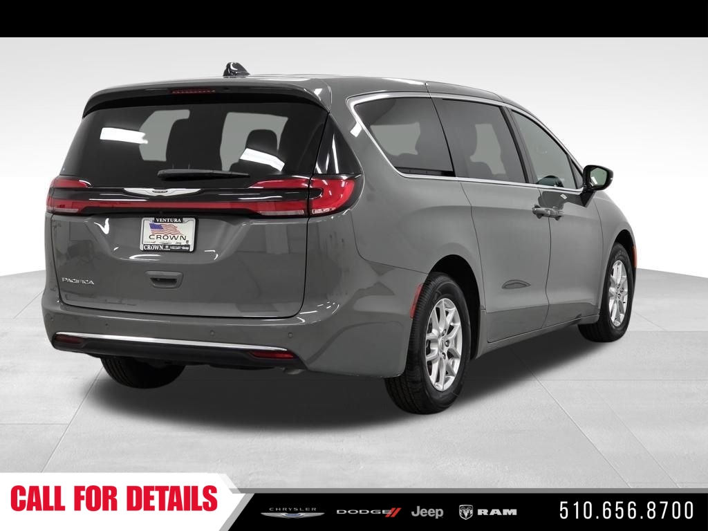 New 2025 Ceramic Gray Clear-Coat Exterior Paint Chrysler Select image 7