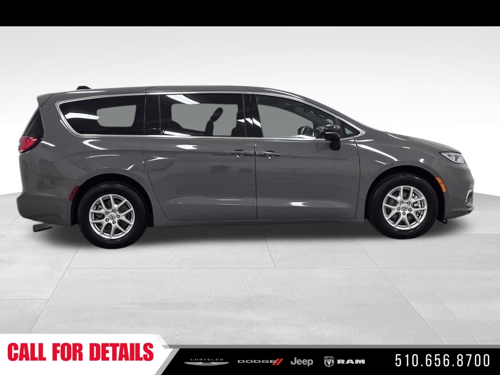 New 2025 Ceramic Gray Clear-Coat Exterior Paint Chrysler Select image 8