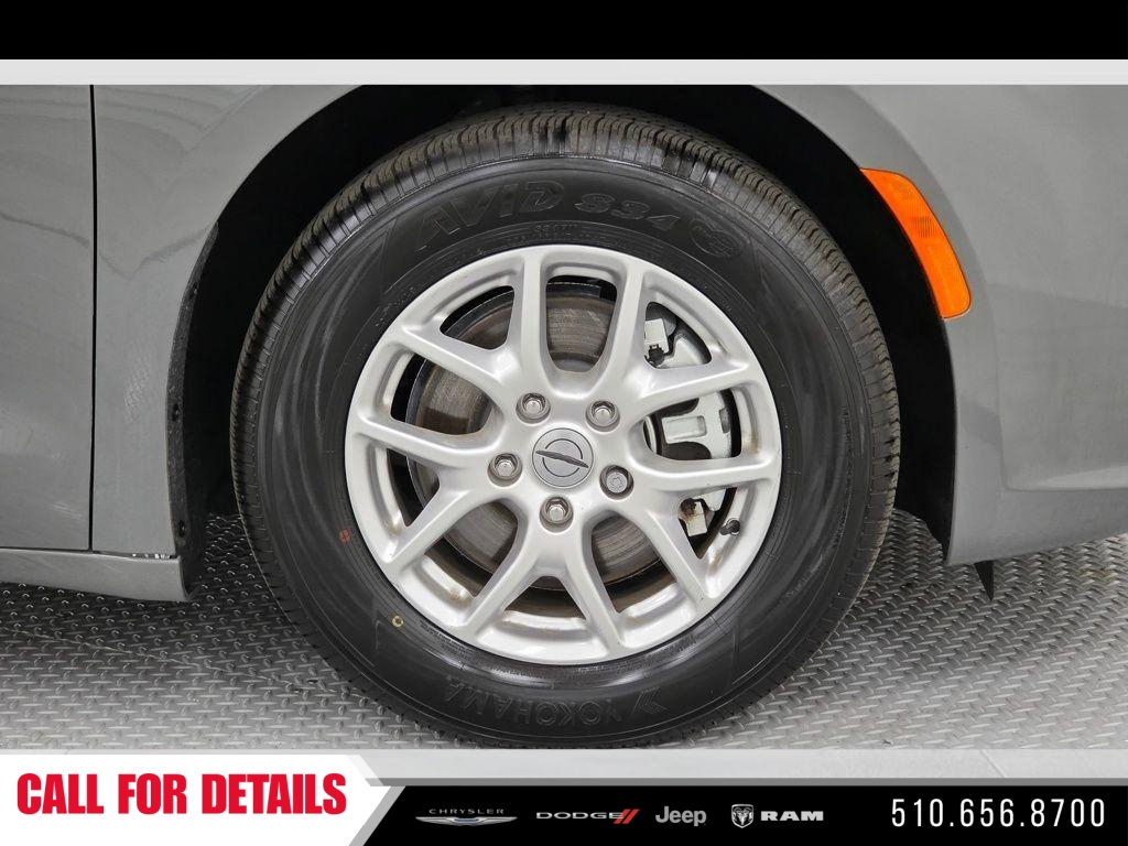 New 2025 Ceramic Gray Clear-Coat Exterior Paint Chrysler Select image 9