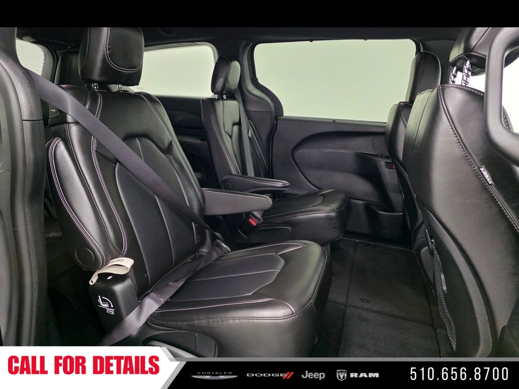 New 2025 Ceramic Gray Clear-Coat Exterior Paint Chrysler Select image 11