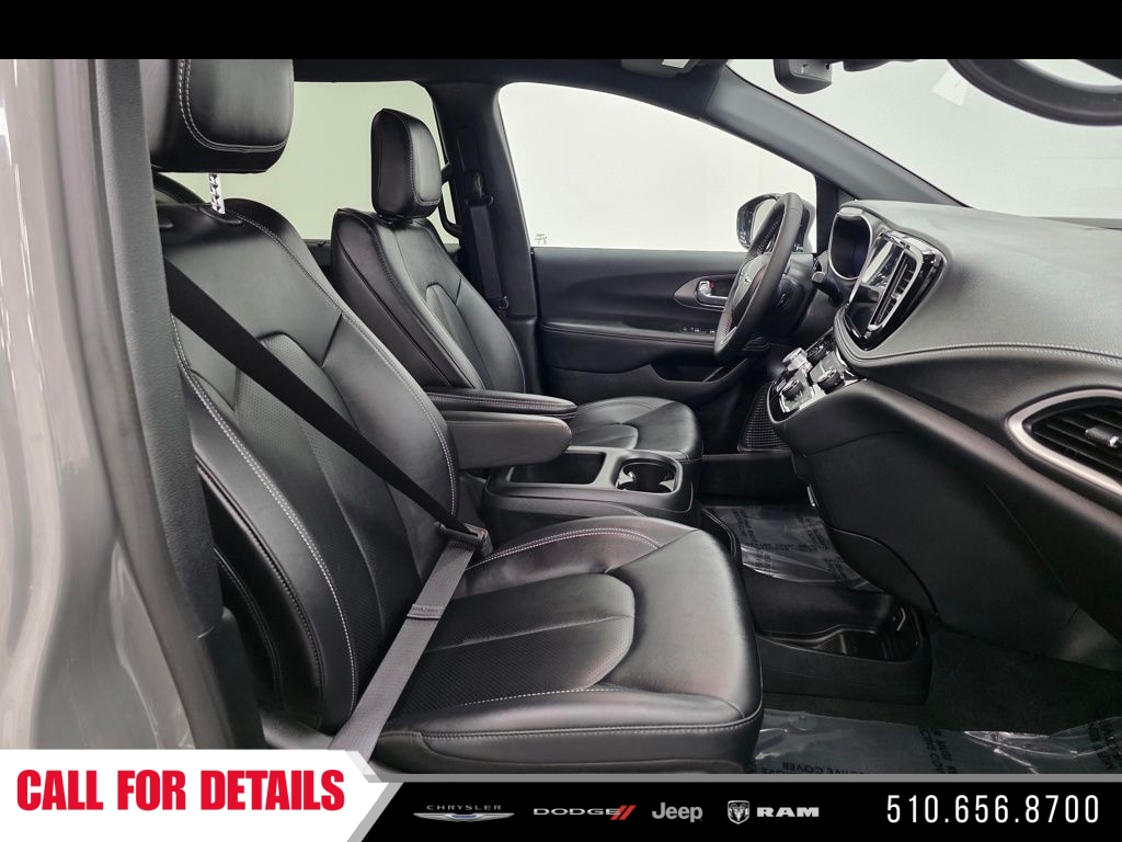 New 2025 Ceramic Gray Clear-Coat Exterior Paint Chrysler Select image 12