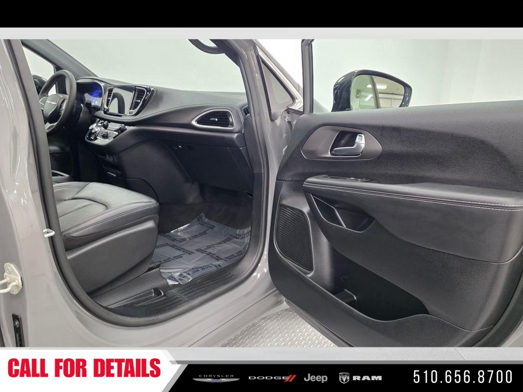 New 2025 Ceramic Gray Clear-Coat Exterior Paint Chrysler Select image 15