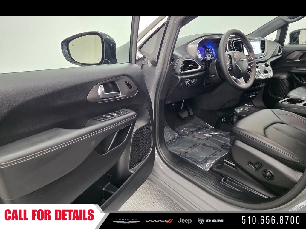 New 2025 Ceramic Gray Clear-Coat Exterior Paint Chrysler Select image 21