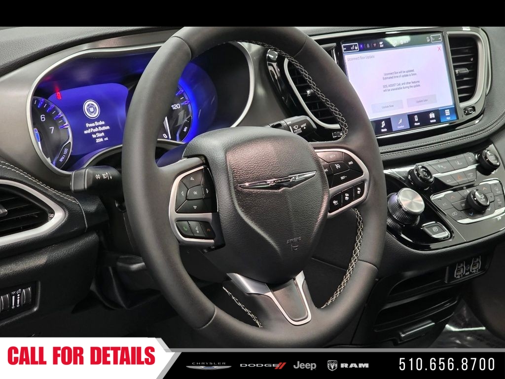 New 2025 Ceramic Gray Clear-Coat Exterior Paint Chrysler Select image 25