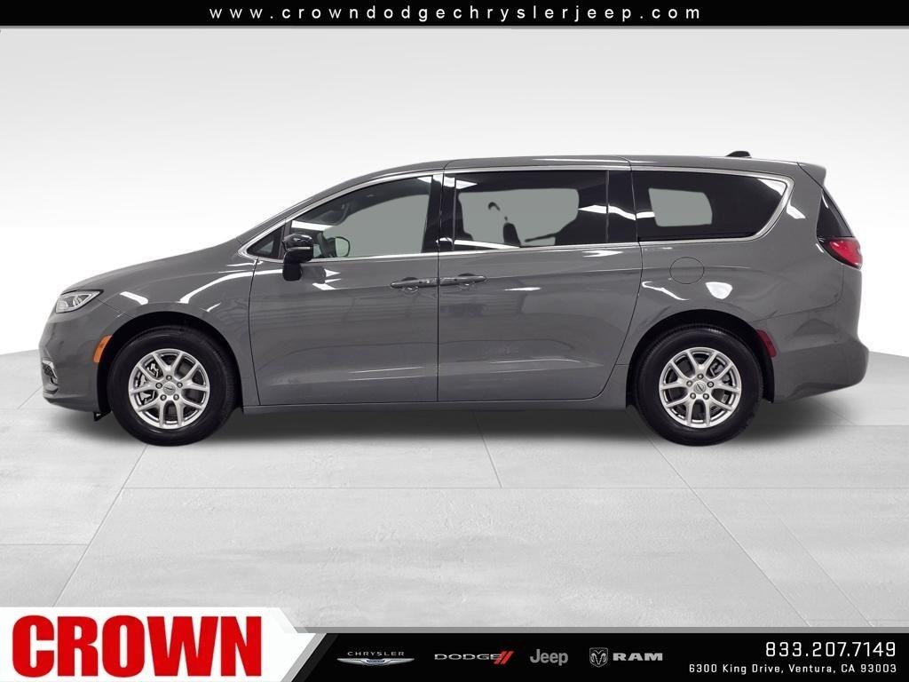 New 2025 Ceramic Gray Clear-Coat Exterior Paint Chrysler Select image 39