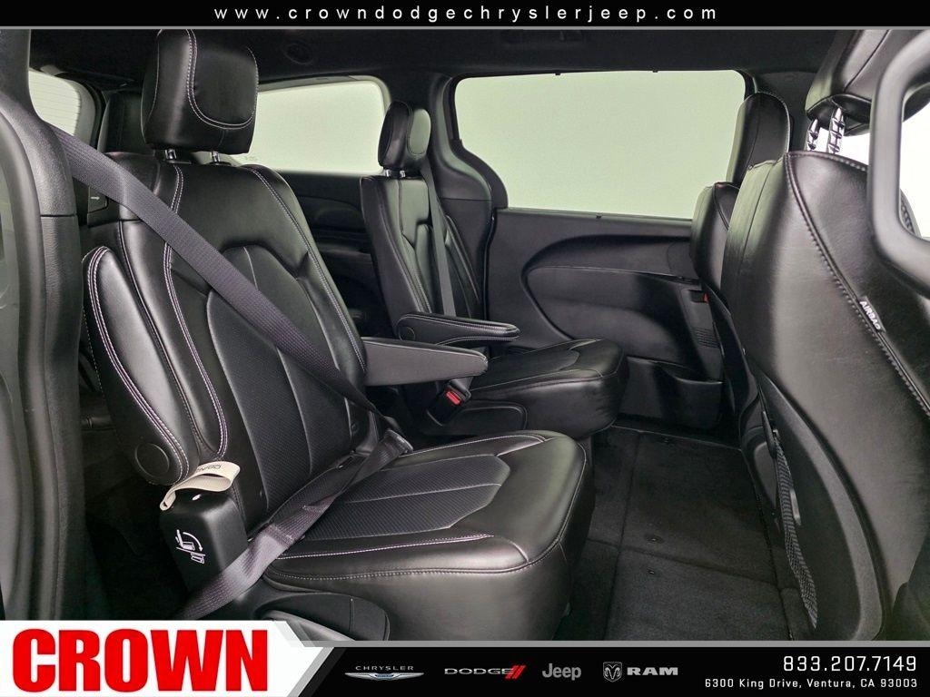 New 2025 Ceramic Gray Clear-Coat Exterior Paint Chrysler Select image 42