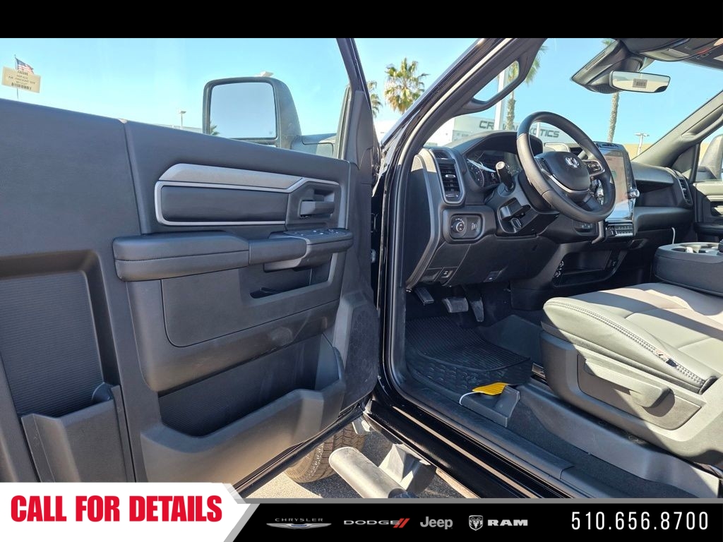 New 2026 Diamond Black Crystal Pearl-Coat Exterior Paint RAM Tradesman image 11
