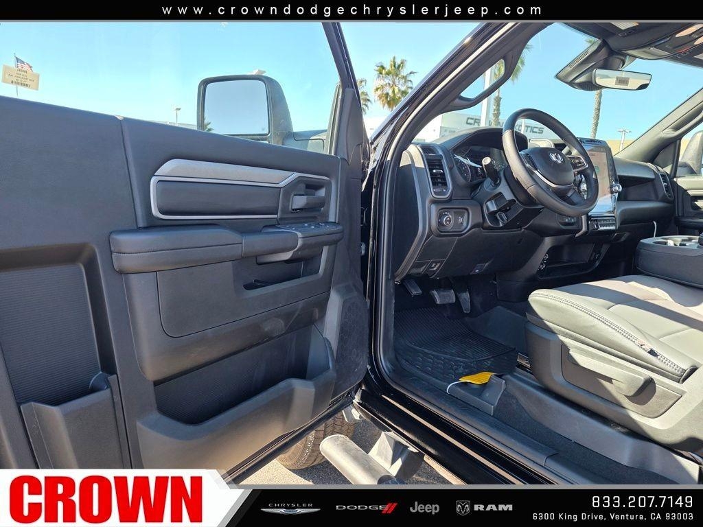 New 2026 Diamond Black Crystal Pearl-Coat Exterior Paint RAM Tradesman image 30