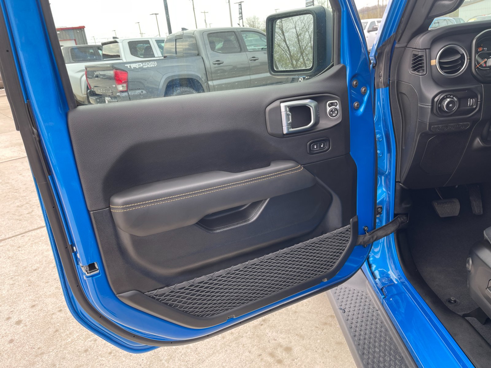 2026 Jeep Wrangler 4-Door Sahara - Photo 11