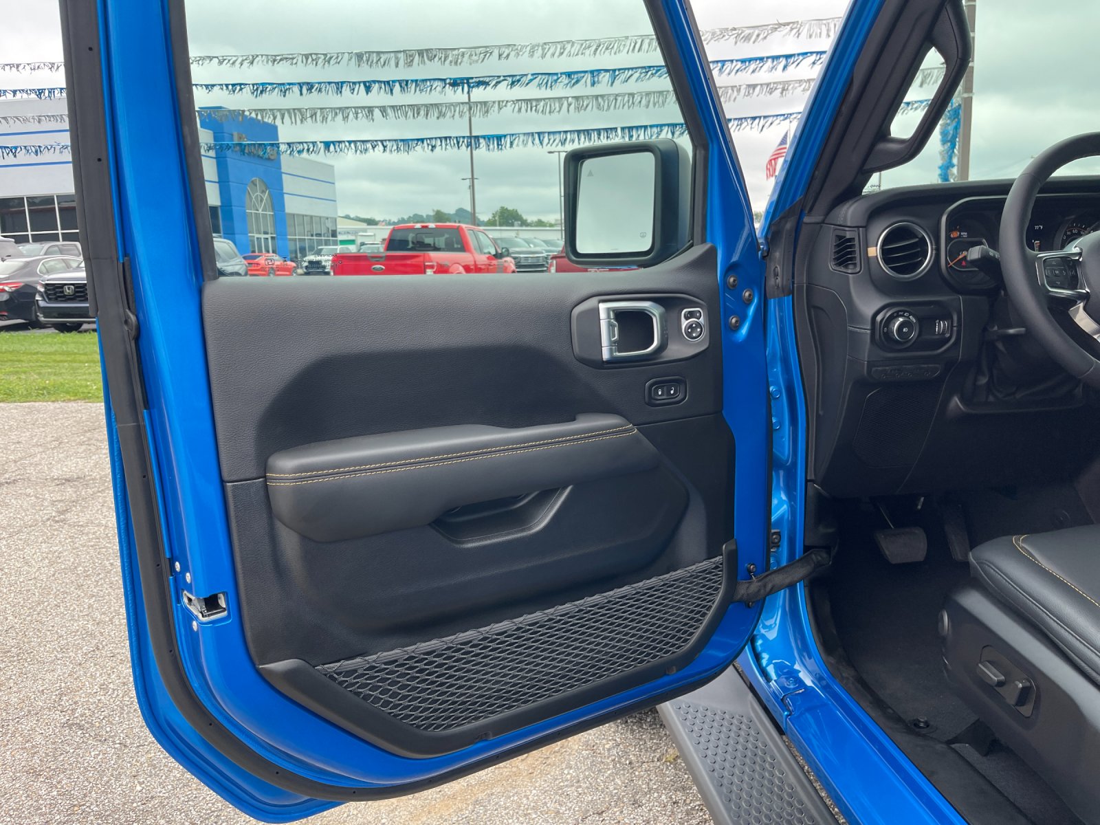2026 Jeep Wrangler 4-Door Sahara - Photo 11