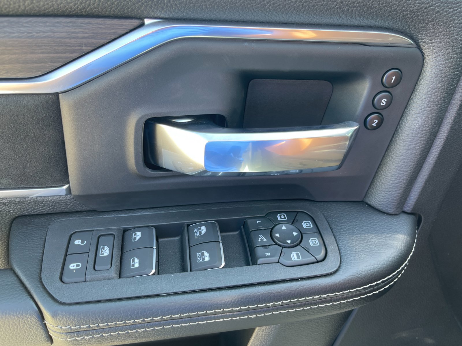 2026 RAM 3500 Laramie - Photo 12