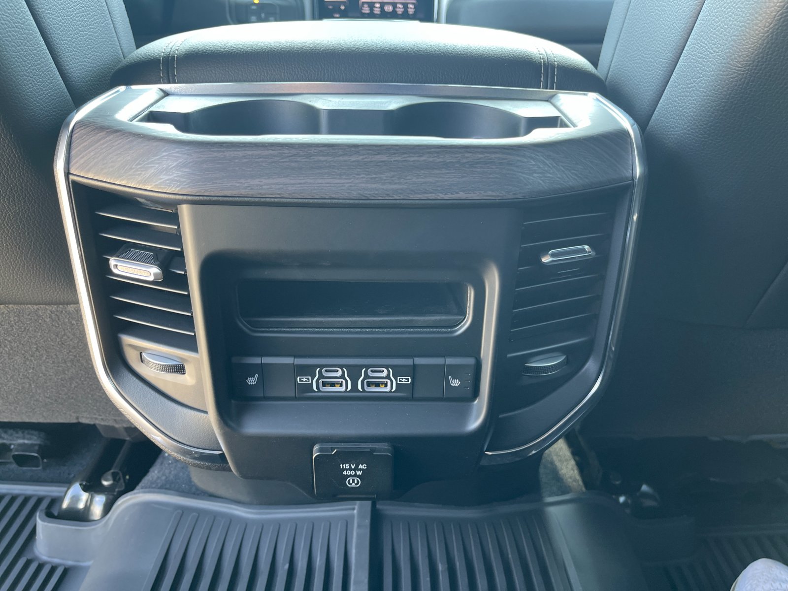2026 RAM 3500 Laramie - Photo 14