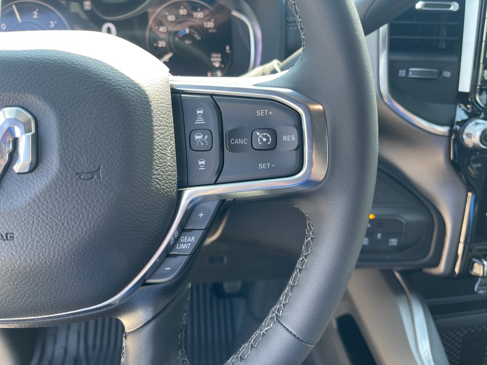 2026 RAM 3500 Laramie - Photo 28