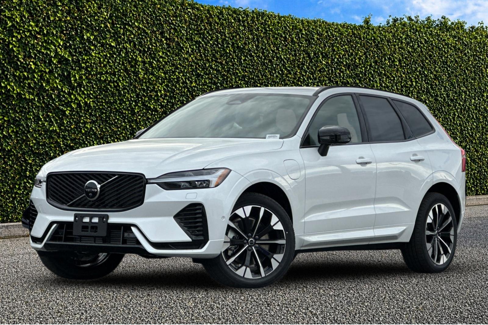 2026 Volvo XC60 T8 Plus Dark AWD's photo