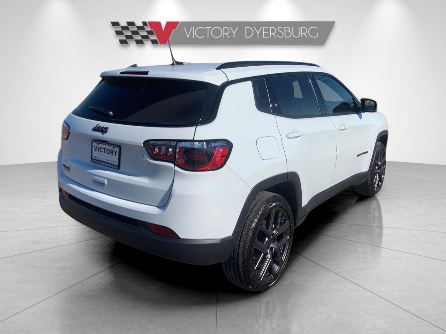 New 2026 White Jeep Latitude image 7