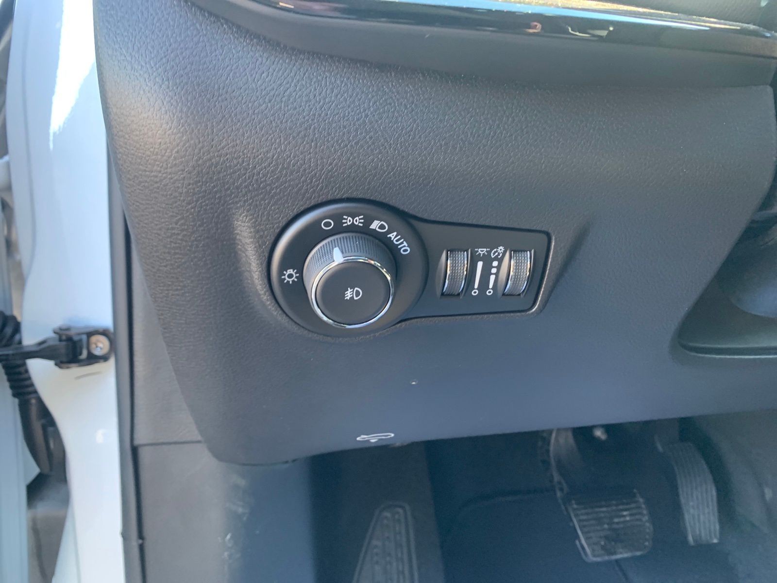 New 2026 White Jeep Latitude image 13