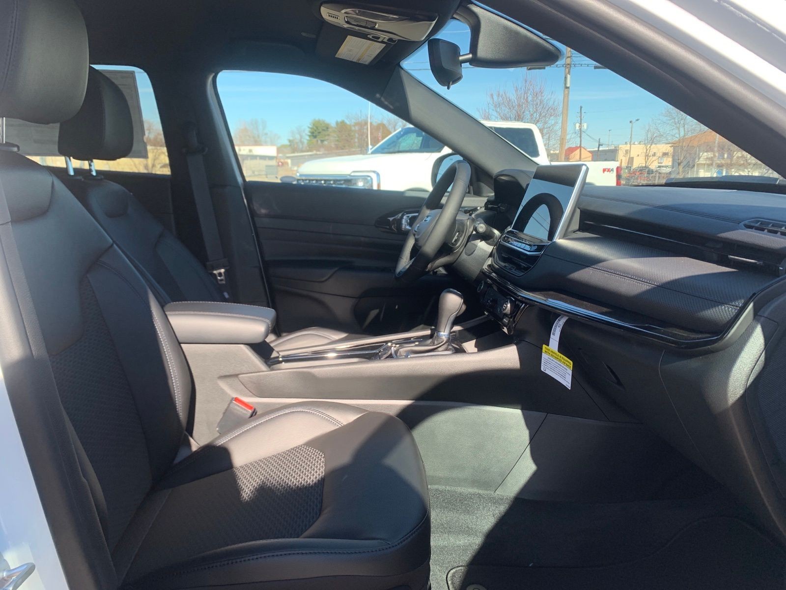 New 2026 White Jeep Latitude image 29