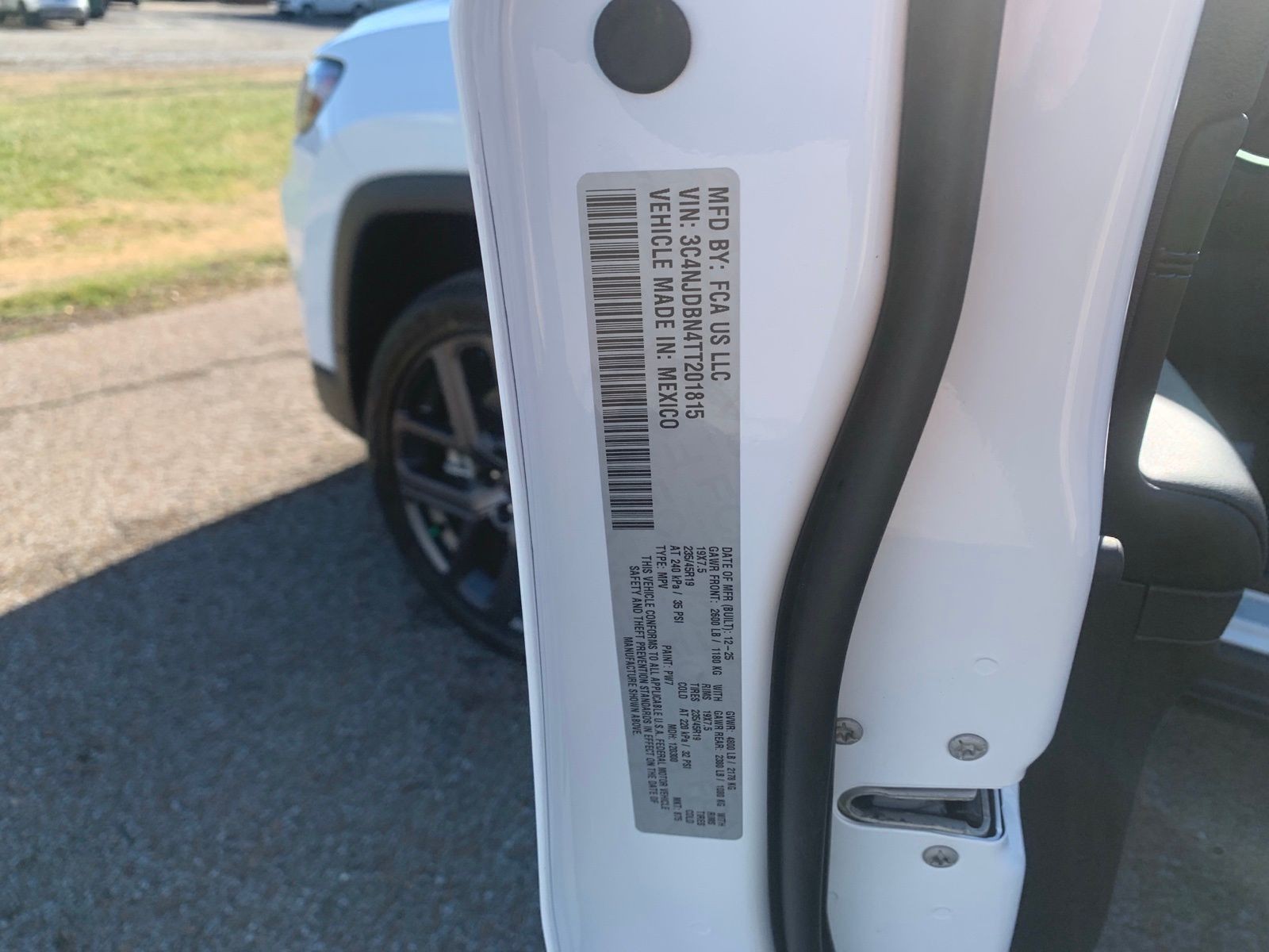 New 2026 White Jeep Latitude image 30