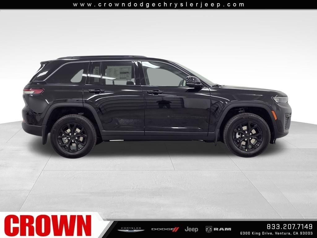 New 2026 Diamond Black Crystal Pearl-Coat Exterior Paint Jeep Altitude image 26